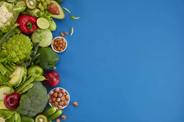 Prato de comida saudável no fundo azul — Fotografia de Stock