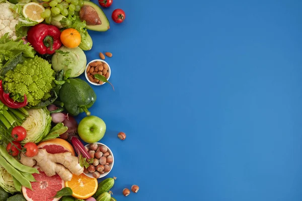 Prato de comida saudável no fundo azul — Fotografia de Stock