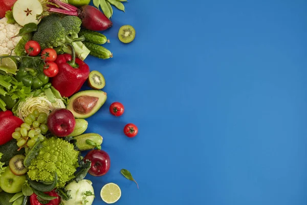 Zdravá potravinová miska na modrém pozadí — Stock fotografie