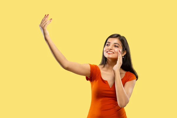 Portret van mooie vrouw geïsoleerd op gele studio achtergrond — Stockfoto