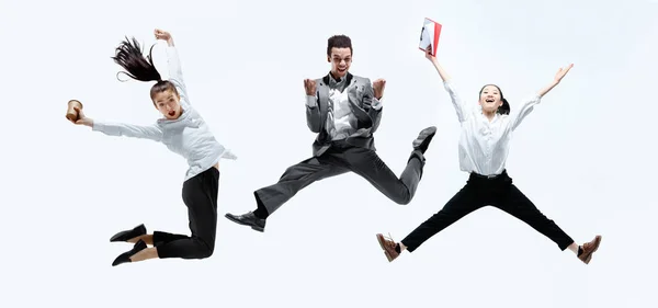Pracovníci systému Office skáčou izolovaně na pozadí studia — Stock fotografie