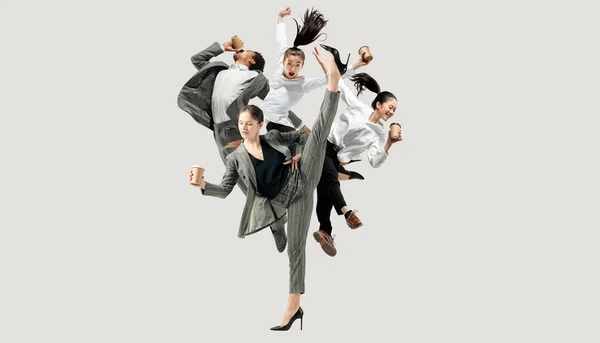 Trabalhadores de escritório pulando isolados no fundo do estúdio — Fotografia de Stock