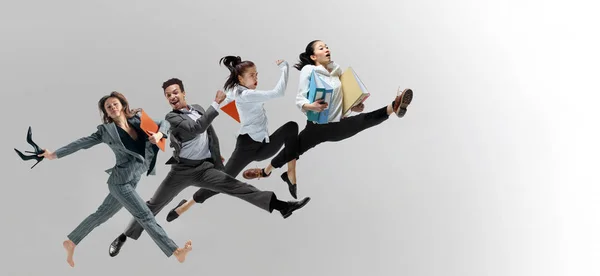 Офисные работники прыгают изолированными на фоне студии — стоковое фото