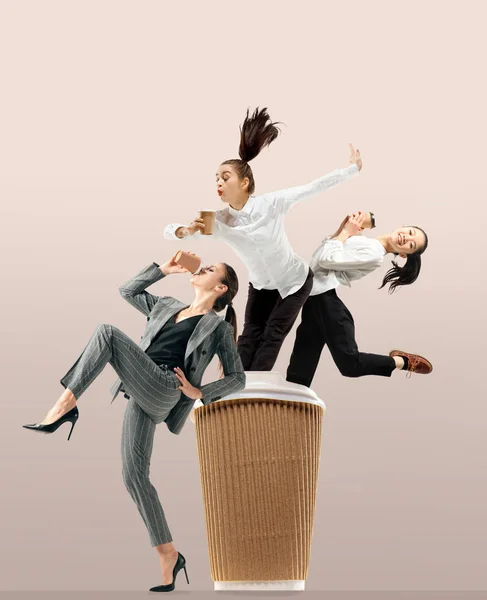 Trabajadores de oficina saltando aislados en el fondo del estudio — Foto de Stock