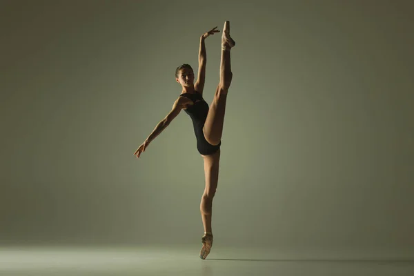 Jeune danseuse de ballet gracieuse dansant dans une lumière mixte — Photo