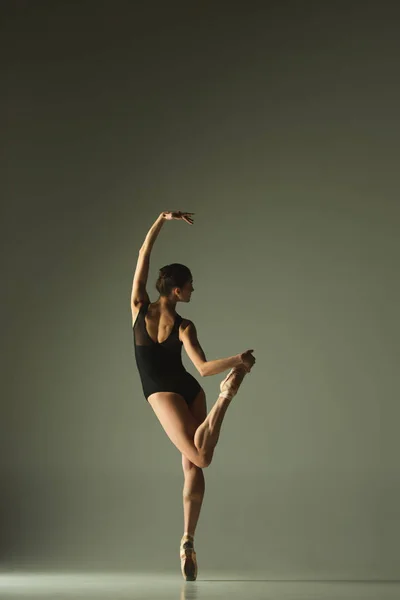 Jovem dançarina de balé feminino graciosa dançando em luz mista — Fotografia de Stock