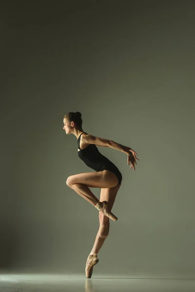 Joven bailarina de ballet femenina elegante bailando en luz mixta — Foto de Stock