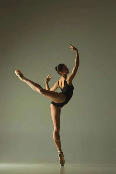Joven bailarina de ballet femenina elegante bailando en luz mixta — Foto de Stock