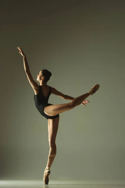 Jovem dançarina de balé feminino graciosa dançando em luz mista — Fotografia de Stock