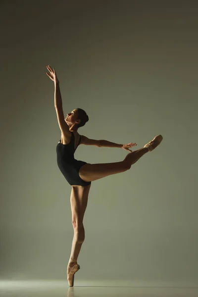 年轻优雅的芭蕾舞女舞者在混合的灯光下跳舞 — 图库照片