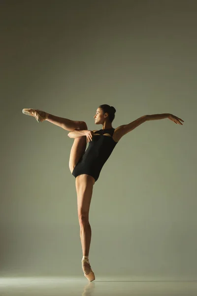 Mladá půvabná baletní tanečnice tančící ve smíšeném světle — Stock fotografie