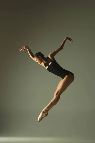 Young graceful female ballet dancer dancing in mixed light — ストック写真