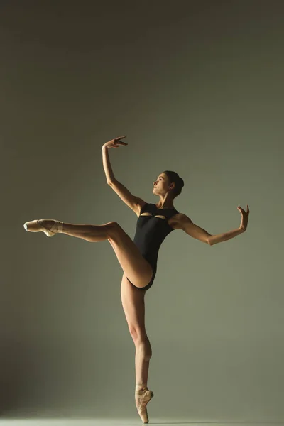 Joven bailarina de ballet femenina elegante bailando en luz mixta —  Fotos de Stock