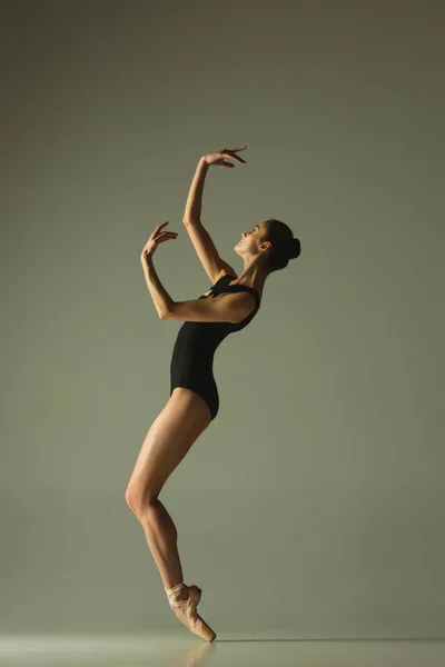 Joven bailarina de ballet femenina elegante bailando en luz mixta — Foto de Stock