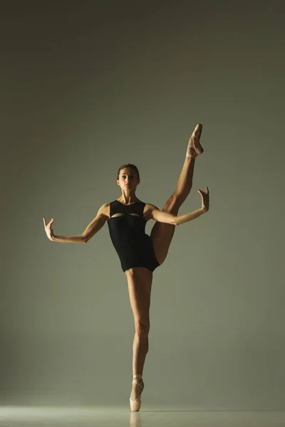 Молодая грациозная балетная танцовщица танцует в смешанном свете — стоковое фото