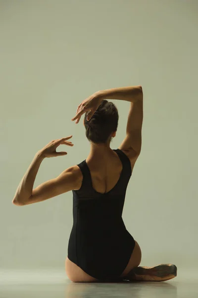 Jonge sierlijke vrouwelijke balletdanser dansen in gemengd licht — Stockfoto