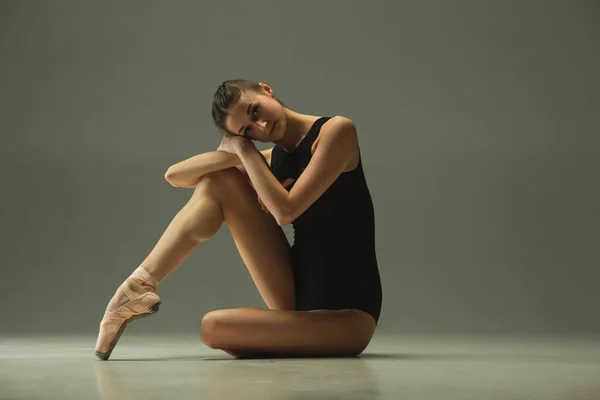 Joven bailarina de ballet femenina elegante bailando en luz mixta —  Fotos de Stock