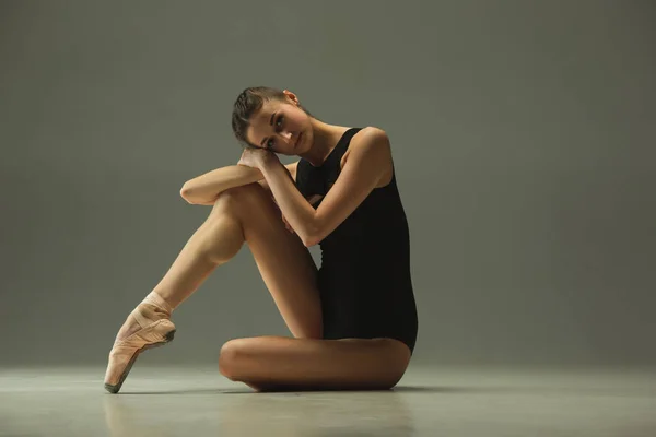 Jovem dançarina de balé feminino graciosa dançando em luz mista — Fotografia de Stock