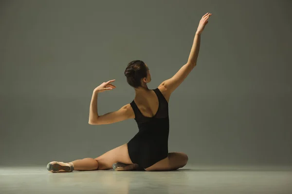 Jovem dançarina de balé feminino graciosa dançando em luz mista — Fotografia de Stock