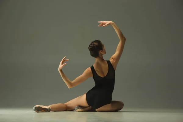 Jovem dançarina de balé feminino graciosa dançando em luz mista — Fotografia de Stock