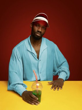 Kırmızı arka planda bir ortaçağ şövalyesi olarak genç bir adam.