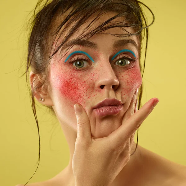 Schönes weibliches Gesicht mit perfekter Haut und hellem Make-up — Stockfoto