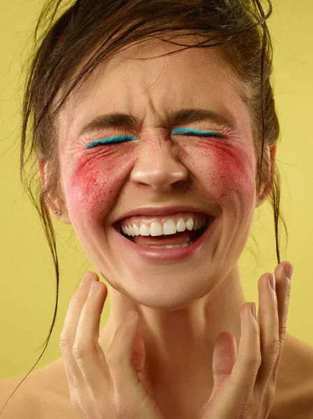 Bella faccia femminile con pelle perfetta e trucco luminoso — Foto Stock