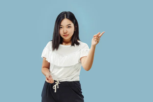 Retrato de media longitud de mujer joven coreana sobre fondo azul — Foto de Stock