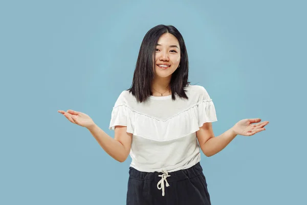 Retrato de media longitud de mujer joven coreana sobre fondo azul — Foto de Stock