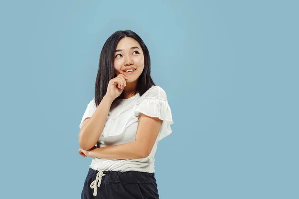 Koreanische junge Frau halblang Porträt auf blauem Hintergrund — Stockfoto