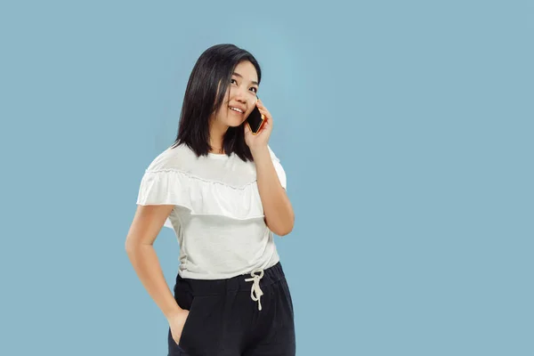 Koreai fiatal nő félhosszú portré kék háttér — Stock Fotó