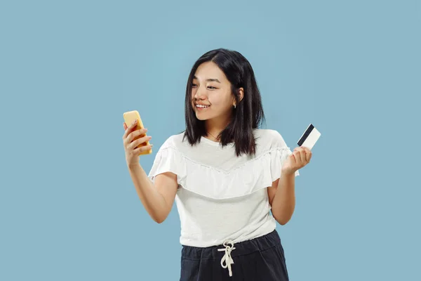 Retrato de media longitud de mujer joven coreana sobre fondo azul —  Fotos de Stock