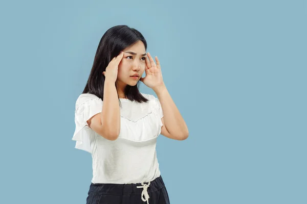 Retrato de media longitud de mujer joven coreana sobre fondo azul —  Fotos de Stock