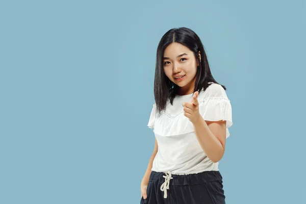 Koreanische junge Frau halblang Porträt auf blauem Hintergrund — Stockfoto