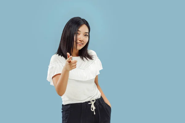 Koreanische junge Frau halblang Porträt auf blauem Hintergrund — Stockfoto