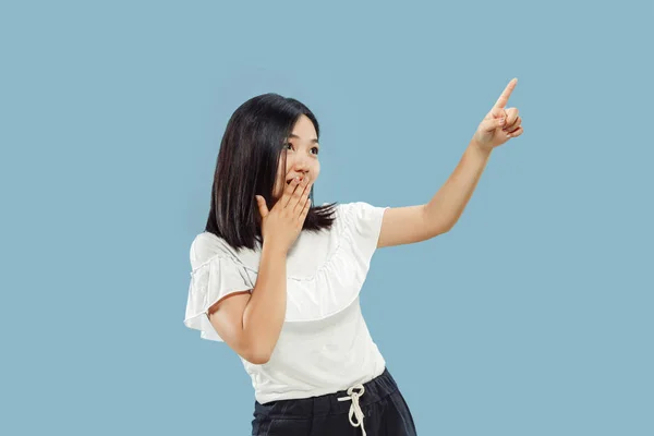 Retrato de media longitud de mujer joven coreana sobre fondo azul — Foto de Stock