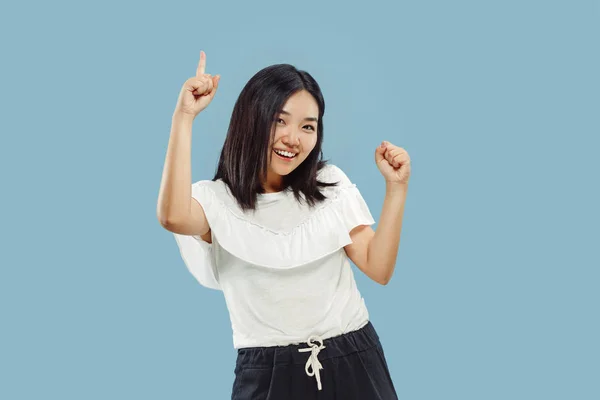 Koreanische junge Frau halblang Porträt auf blauem Hintergrund — Stockfoto