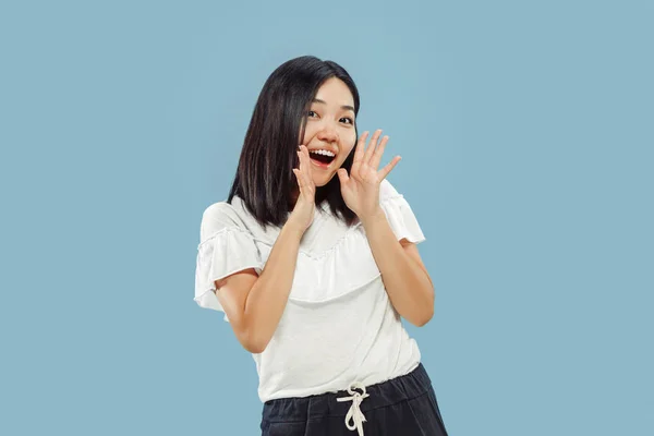 Koreai fiatal nő félhosszú portré kék háttér — Stock Fotó