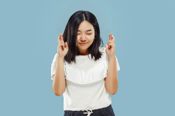 Retrato de media longitud de mujer joven coreana sobre fondo azul —  Fotos de Stock