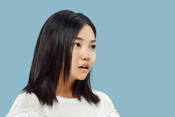 Retrato de media longitud de mujer joven coreana sobre fondo azul —  Fotos de Stock