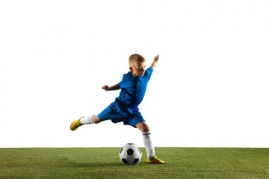 Beyaz stüdyo arka planda bir futbol veya futbol oyuncusu olarak genç çocuk