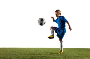Beyaz stüdyo arka planda bir futbol veya futbol oyuncusu olarak genç çocuk