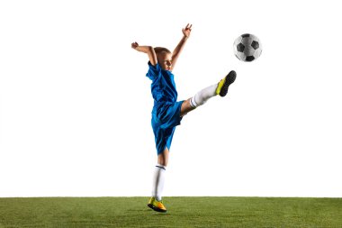 Beyaz stüdyo arka planda bir futbol veya futbol oyuncusu olarak genç çocuk