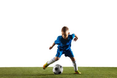 Beyaz stüdyo arka planda bir futbol veya futbol oyuncusu olarak genç çocuk