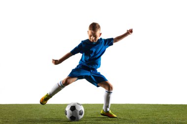 Beyaz stüdyo arka planda bir futbol veya futbol oyuncusu olarak genç çocuk