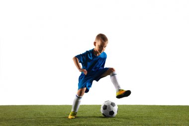 Beyaz stüdyo arka planda bir futbol veya futbol oyuncusu olarak genç çocuk