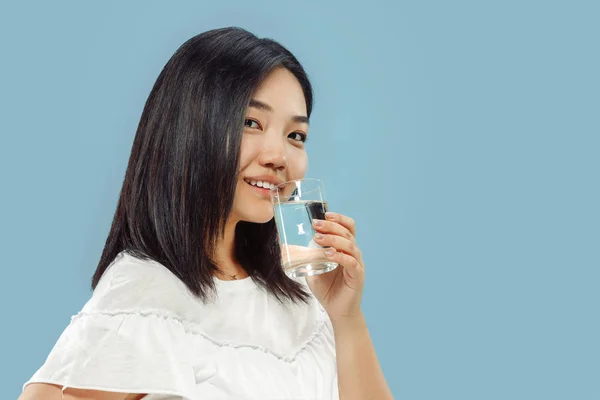 Potret setengah panjang wanita Korea dengan latar belakang biru — Stok Foto