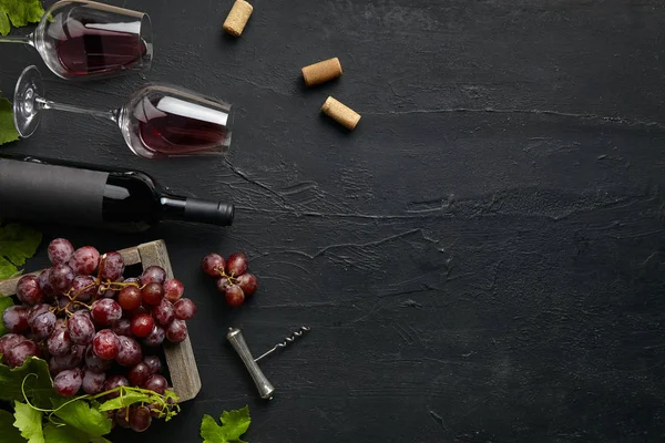 美味的水果盘的顶视图与黑石上的酒瓶 — 图库照片
