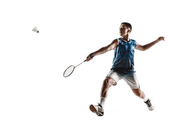 Küçük çocuk badminton oynarken beyaz stüdyo arka plan izole