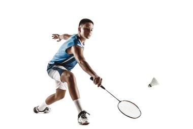 Küçük çocuk badminton oynarken beyaz stüdyo arka plan izole